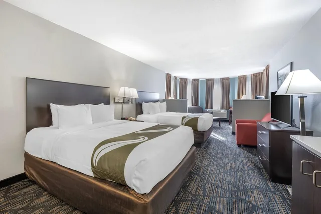 جناح بسريرين كوين مع أريكة، Quality Inn & Suites Lincoln North 1/3
