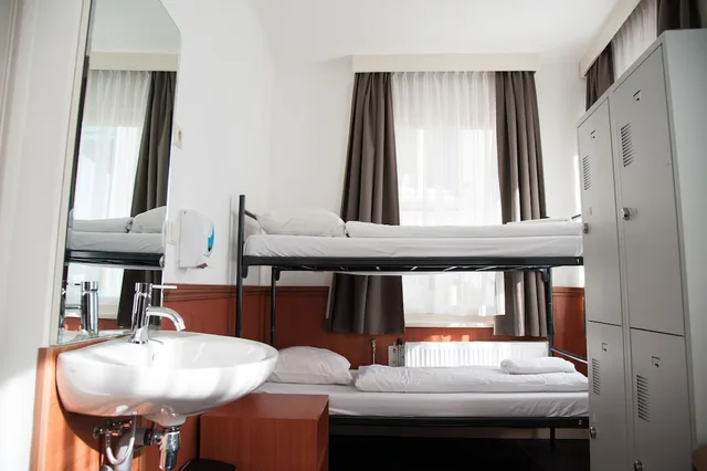 غرفة قياسية رباعية بأسرّة بطابقين بحمام خاص، Continental Hotel 1/8