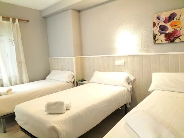 غرفة ثلاثية بثلاثة أسرّة، Hostal Albero 1/8