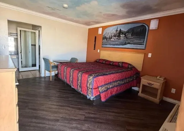 Queen Bed Accessible Non-Smoking, Robinhood Motel Anaheim West 2/4