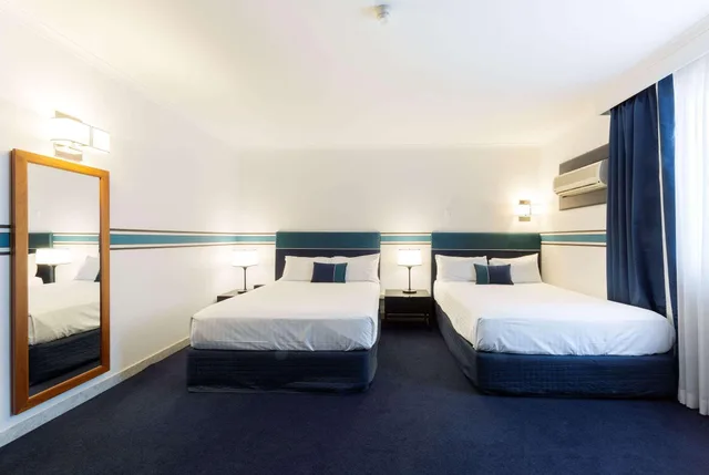 جناح ديلوكس بسريرين كوين، Ramada by Wyndham Diplomat Canberra 1/4