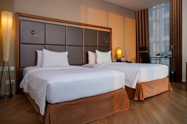غرفة تنفيذية بسريرين منفصلين للمدخنين، Cambridge Hotel Medan (ex Grand Swiss Belhotel Medan) 3/4