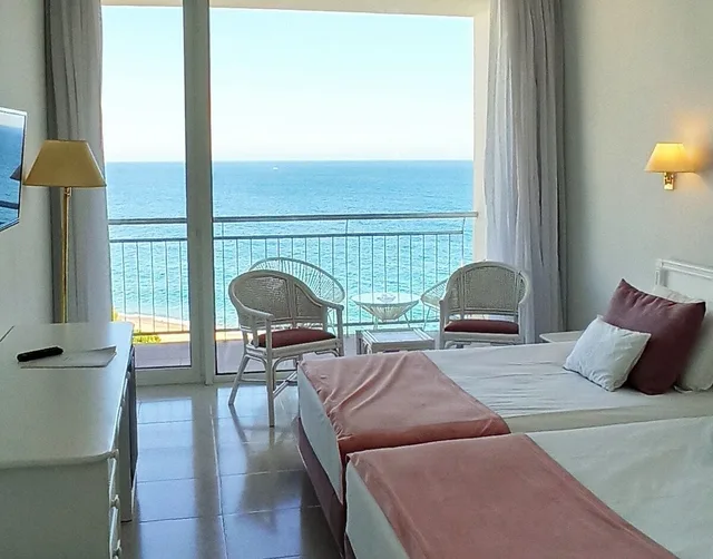 غرفة كلاسيكية عائلية بسرير كوين بإطلالة على البحر بشرفة، Hotel Aromar 2/4