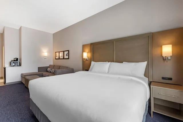 جناح بسرير كينج بغرفة نوم واحدة مع أريكة لذوي الإعاقة، Comfort Suites Scottsdale Talking Stick Entertainment District 3/9