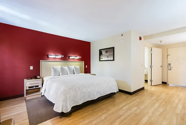 غرفة قياسية بسرير كينج، Red Roof PLUS West Palm Beach 2/4