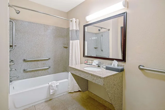 غرفة بسرير كينج لذوي الإعاقة، La Quinta Inn And Suites By Wyndham Woodward 7/8