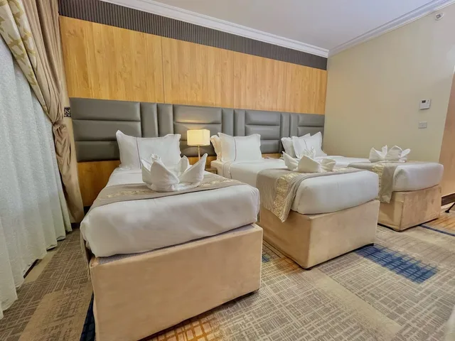 غرفة قياسية ثلاثية بثلاثة أسرّة، فندق زوار العالمي(Zowar Alalami hotel) 1/10