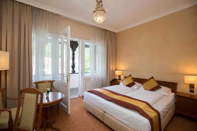 غرفة بسرير مزدوج بشرفة، SACHER BADEN 3/7