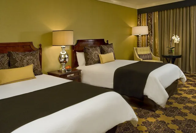 Signature, Premier, 2 Queen Beds, Omni Houston Hotel 7/10
