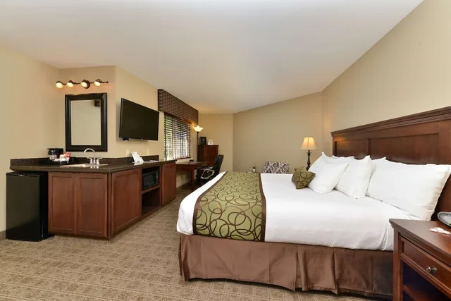 جناح بسرير كينج بحوض جاكوزي، Best Western Plus Kennewick Inn 2/6