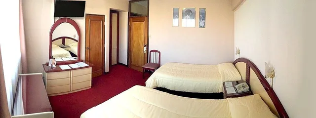 غرفة قياسية بسريرين منفصلين بإطلالة على المدينة بغرفة نوم واحدة لذوي الإعاقة، Americana Hotel 1/2