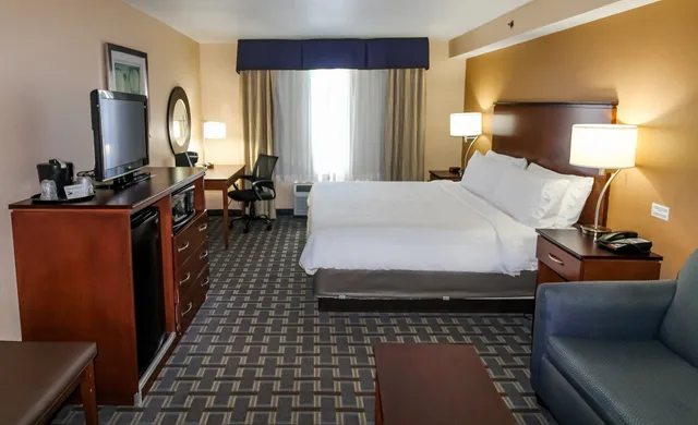 جناح بسرير كينج بغرفة نوم واحدة مع أريكة، Holiday Inn Express Hotels Suites Cocoa Beach 3/7