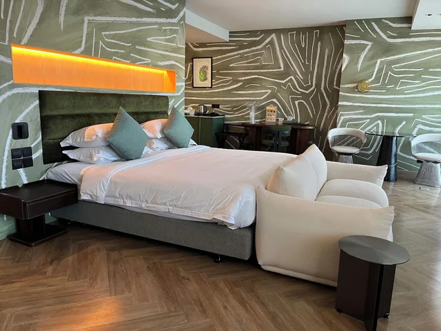 جناح جونيور، Hotel Sapin 1/3