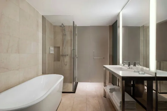 غرفة كلوب بسرير كينج، Le Meridien Saigon 6/9