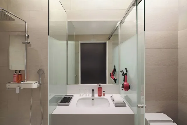 Room, King Bed, City View, Moxy Seoul Insadong 4/5