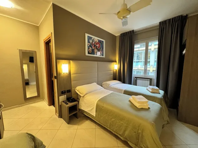 غرفة ثلاثية بسرير كوين وسرير فردي، Hotel Parma 6/10