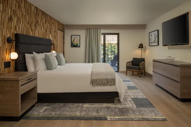 جناح رئاسي بسرير كينج بشرفة لذوي الإعاقة، Casa Mani Resort Napa Valley, Curio Collection by Hilton 3/10