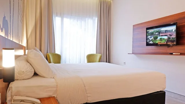 Resort, Deluxe, Queen Bed، Front One Resort Magelang 3/6