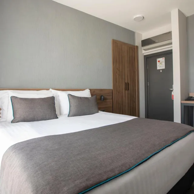 Room, Double Bed, Falcon 1511 6/10