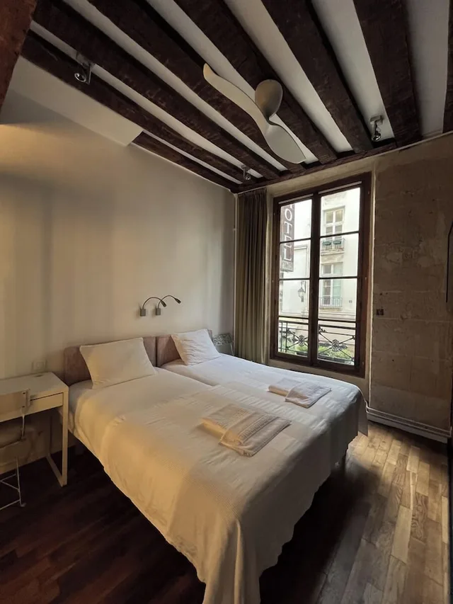 غرفة بسريرين منفصلين، De La Place Des Vosges 3/3