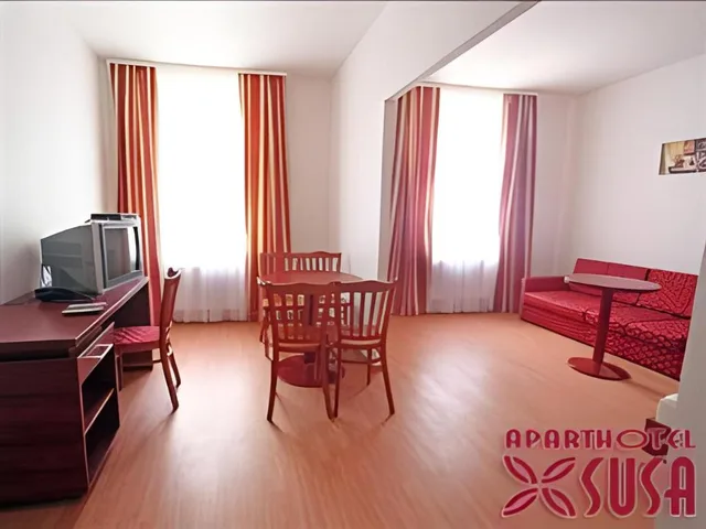 غرفة بأربعة أسرّة وثلاثة أسرّة مع أريكة، Aparthotel Susa 1/1