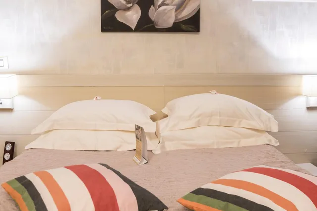 Apartment, Sofa, Ioana 2/4