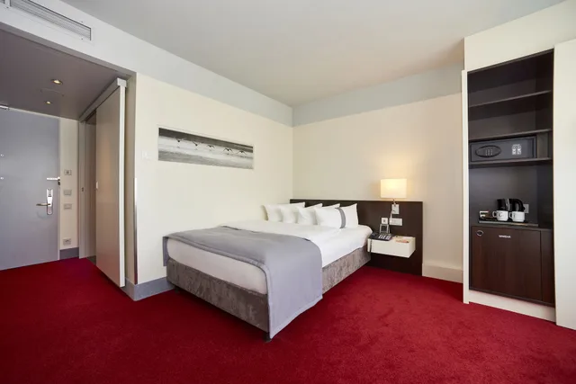 غرفة قياسية بسرير كينج، Holiday Inn Berlin Airport Conference Centre Formerly Holiday Inn Berlin International Airport 4/10