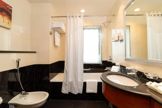 جناح بسرير كينج بغرفة نوم واحدة مع دخول الصالة، Holiday Inn Kuwait 6/9