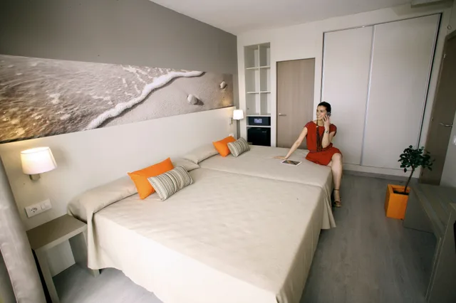غرفة بسريرين منفصلين بشرفة، Salou Sunset by Pierre Vacances Adults Only 4/8