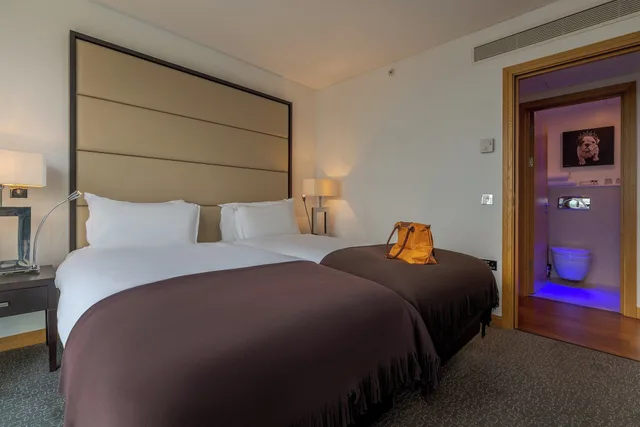 جناح سيغنتشر بسرير كينج وسريرين منفصلين بغرفتي نوم، Pestana Chelsea Bridge Hotel & Spa 5/10