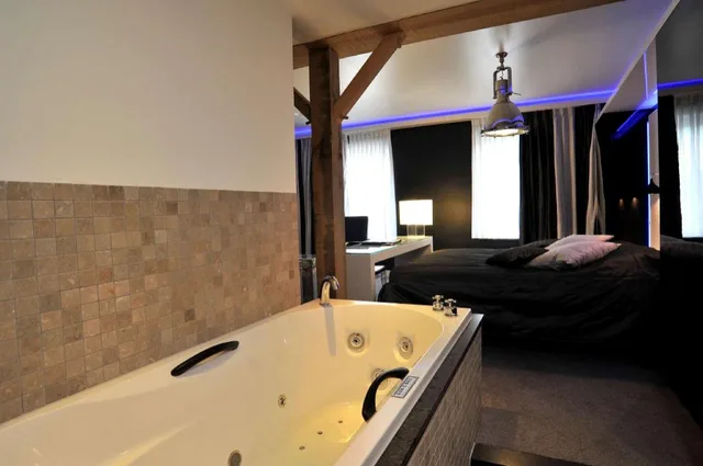 Theme, Superior, Suite, King Bed, Sofa, Living Area, Golden Tulip West Ende 4/6