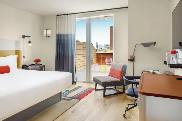 غرفة بريميوم بسرير كينج بإطلالة على المدينة بشرفة، Hotel Indigo Lower East Side New York 3/7