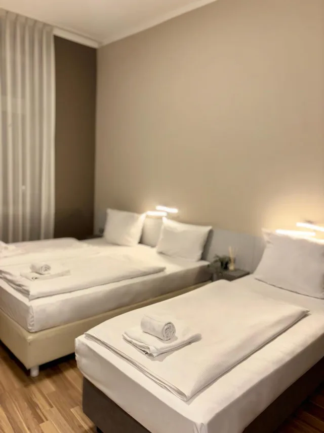 غرفة قياسية ثلاثية بثلاثة أسرّة، Colour Hotel 1/2
