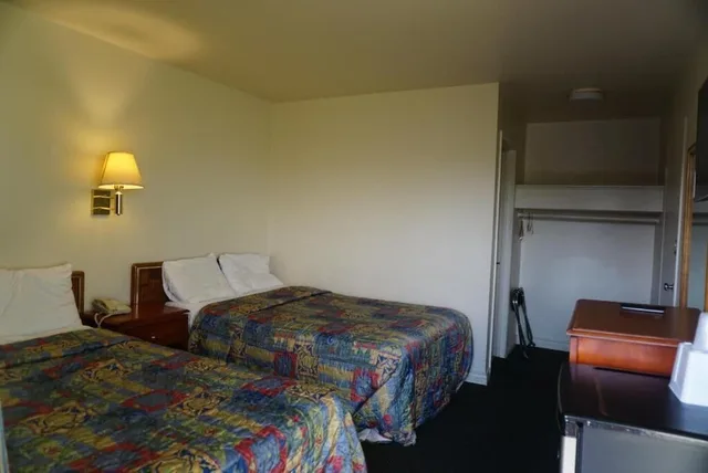 غرفة أساسية بسريرين كوين، Americas Best Value Inn Thousand Oaks 2/3