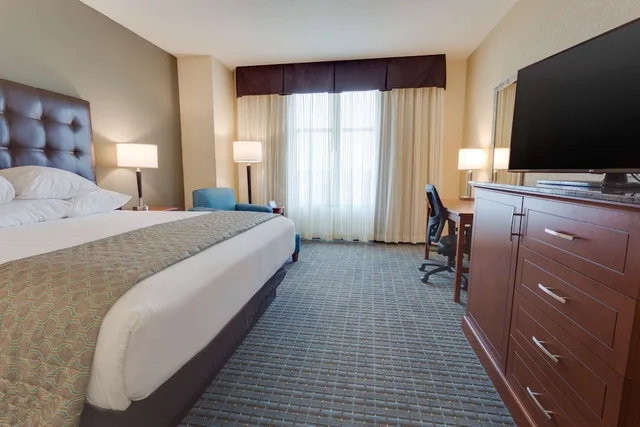 غرفة بسرير كينج لذوي الإعاقة، Drury Plaza Hotel St. Louis St. Charles 3/4