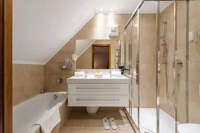 غرفة ديلوكس رباعية بسريرين منفصلين مع أريكة، Hotel Salzburger Hof 8/8