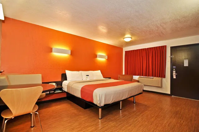 غرفة قياسية بسرير كينج، Motel6 Willows, CA 6/10