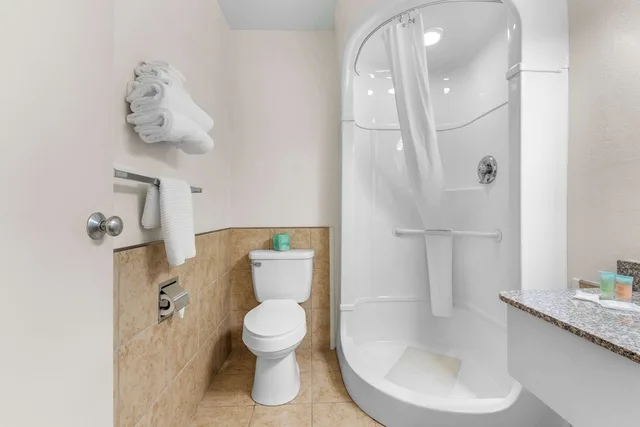 غرفة بسرير مزدوج وسرير فردي للمدخنين، Americas Best Value Inn Lake City 8/8