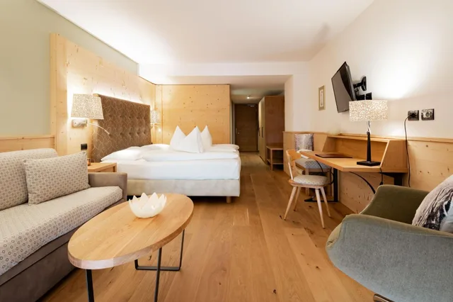 جناح جونيور، Hotel Cesa Tyrol 10/10