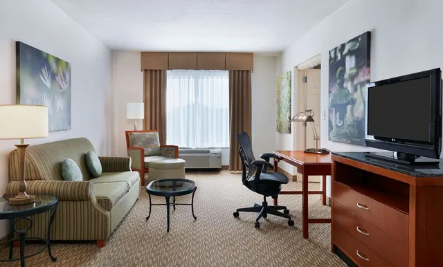 جناح بسرير كينج بحوض جاكوزي، Hilton Garden Inn Charlotte Pineville 1/2