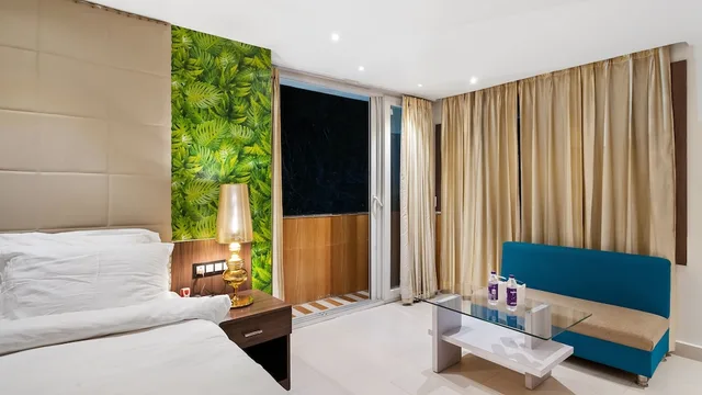 غرفة بريميوم بسرير كينج بإطلالة على المدينة بشرفة بغرفة نوم واحدة، NIRANJANA HOTEL 6/9