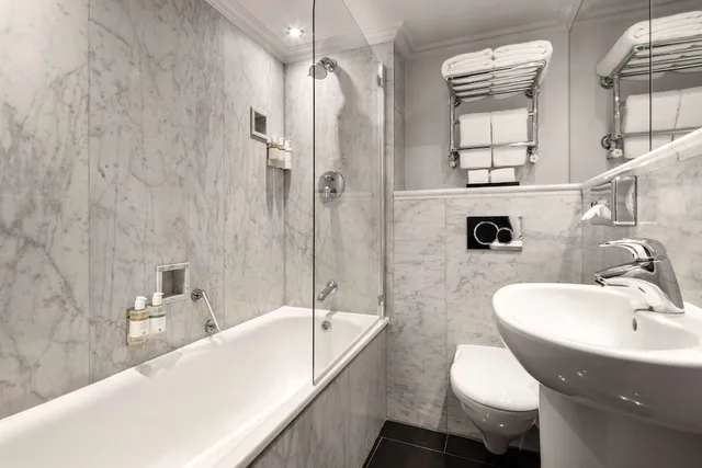 Renovated, Superior, Twin Beds، Radisson Blu Hotel, London Tottenham Court Road 7/9