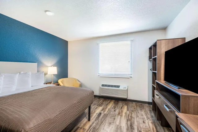 Room, Queen Bed, Sofa, WoodSpring Suites Bradenton 1/4