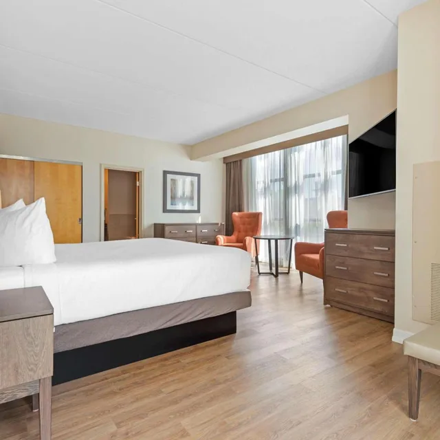 غرفة كبيرة بسرير كينج مع أريكة، Perth Parkside Inn & Spa, BW Premier Collection 1/10