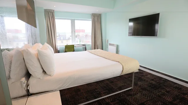 Suite, King Bed, Citrus Hotel Cheltenham By Compass Hospitality 4/10