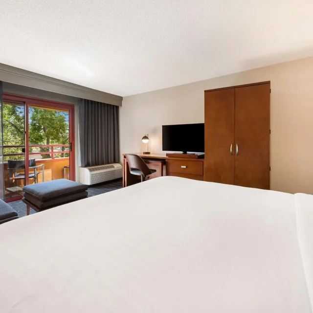 Guest Room, King Bed, Sonesta Select San Jose Airport 1/5