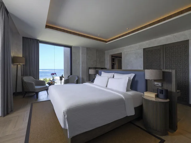 غرفة تنفيذية بسرير كينج، Pullman Lombok Merujani Mandalika Beach Resort 1/5