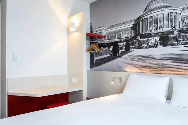 Classic, Double Bed, B&B HOTEL Brussels Centre Gare du Midi 2/4