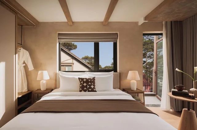 غرفة غراند بسرير كينج بإطلالة على المدينة بشرفة، Signature by M Village The Valley Retreat, a brand of Modern Village Lifestyle 2/10