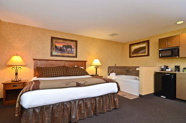 جناح بسرير كينج مع أريكة بحوض جاكوزي، Best Western Plus Kelly Inn and Suites 2/10